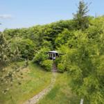 Haus in Wald mit Steinstiege und Grünfläche