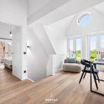 Schlafzimmer mit Blick auf Garten. Arbeitsplatz mit Tisch und Stuhl.