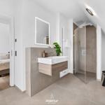 Badezimmer mit Dusche, Waschbecken und Blick in Schlafzimmer