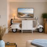 Wohnzimmer mit TV, weißen Schränken und einem weißen Roller.