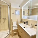 Bad mit Dusche, Waschbecken und Spiegelschrank