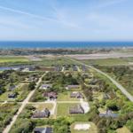 Luftbild von Ferienhäusern mit Grünflächen und Blick aufs Meer