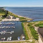 Hafen mit Booten, Strand und Grünflächen am Wasser