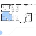 Wohnung mit Küche, Bad, Schlafzimmer und Terrasse. Flur mit Eingang.
