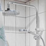 Duschkopf mit Regendusche und Handbrause an Wandhalterung.