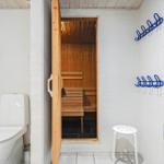 Dusche mit Seestern-Badewannen-Teppich, Sauna mit Holzbank und Toilette.