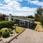 Moderne Villa mit Garten und Grillplatz. Hausnummer 28. Blick auf das Grundstück.