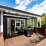 Terrasse mit Sitzgruppe und Blick in den Garten