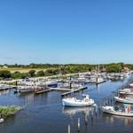 Hafen mit Booten und Steg unter blauem Himmel