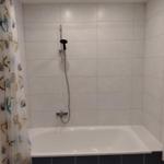 Bad mit Badewanne, Duschbrause und Heizkörper