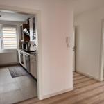 Küche mit Fenster und Schlafzimmer mit Bett sichtbar