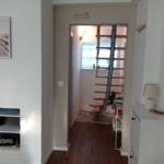 Eingangsbereich mit Treppe und dekorativen Elementen