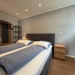 Schlafzimmer mit Doppelbett, Nachttisch und Kleiderschrank.