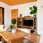 Wohnzimmer mit Fernsehwand...