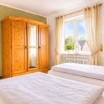 Elternschlafzimmer mit Schrank...