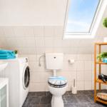 Badezimmer mit Dusche und Toilette...