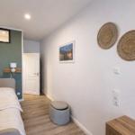 Schlafzimmer mit Bett, Wanddekoration und Holzboden.