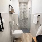 Badezimmer mit Dusche und Toilette...