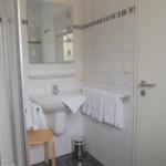 Badezimmer mit Dusche unten...