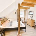 Elternschlafzimmer mit Balken in Sicht...