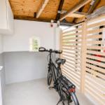 Ein Fahrrad steht in einem Raum mit Holzdecke und Holzgeländer.