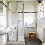 Badezimmer unten mit Dusche ...