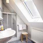 Badezimmer oben mit Dusche...