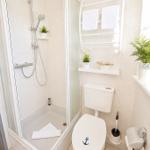 Toilette und Dusche...