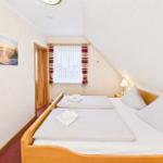 Schlafzimmer mit Fenster...