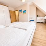 Schlafzimmer 1 mit Kommode...