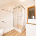Badezimmer oben mit Dusche...