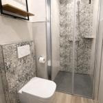 Badezimmer mit Dusche und Toilette...
