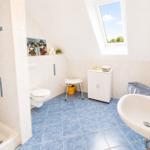 Badezimmer mit Dusche und Toilette...
