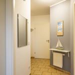 Flur mit Spiegel, Wandbild und Segelschiffmodell auf Schalter