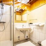 Badezimmer mit Dusche und Toilette...