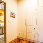 Hauswirtschaftsraum mit Kühlschrank und Vorratsschränke ...
