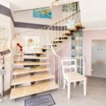 Vorflur mit Treppe zu den Wohnungen...