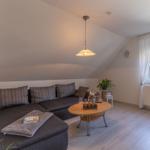 Wohnzimmer mit Sofa, Tisch und Fenster