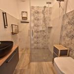 Badezimmer mit Dusche und Toilette...