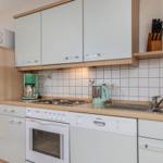 Küche mit Backofen und Geschirrspülmaschine...