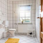 Badezimmer mit Toilette und Dusche...