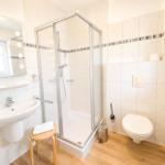 Badezimmer unten mit Dusche ...