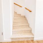 Treppe zu den Schlafräumen...