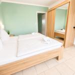 Elternschlafzimmer mit Schrank...