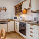 Küche mit Backofen und Geschirrspülmaschine...