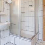 Badezimmer mit Dusche ...