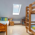 Zweites Schlafzimmer mit Hochbett und einem Einzelbett...