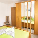 Elternschlafzimmer mit Blick auf großen Kleiderschrank mit Spiegel...