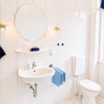 Waschbecken und Toilette im großen badezimmer...