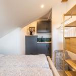 Schlafzimmer mit kleiner Küche und Kleiderschrank